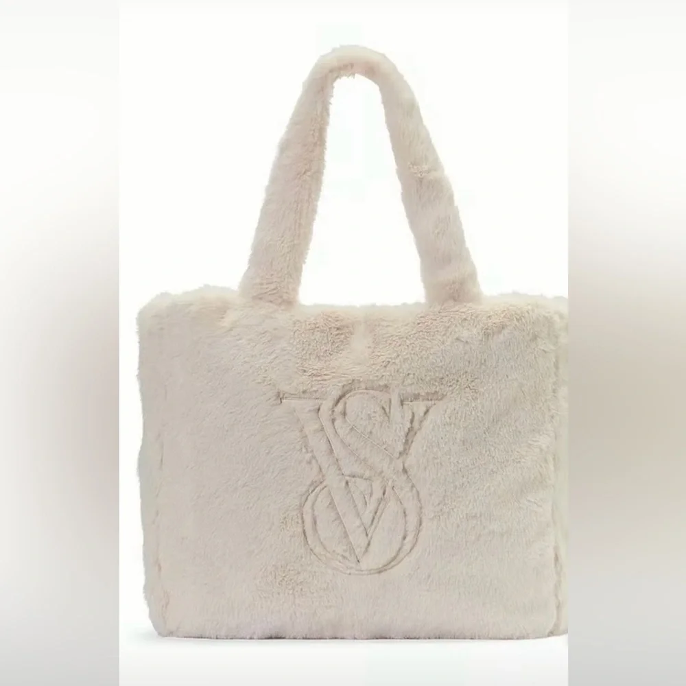 VICTORIA SECRET FAUX FUR TOTE,COZY FLEECE BLANKET,T-JAMA WITH PINK STRIPE - Picture 4 of 12
